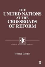 The United Nations at the Crossroads of Reform af Wendell Gordon