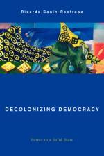 Decolonizing Democracy af Ricardo Sanin-Restrepo