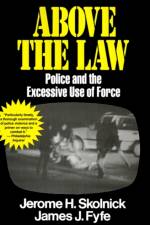 Above the Law af Skolnick Fyfe