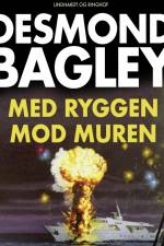 Med ryggen mod muren af Desmond Bagley