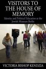 Visitors to the House of Memory af Victoria Bishop Kendzia