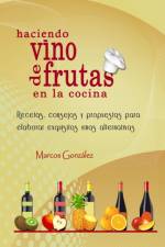 Haciendo Vino de Frutas en la Cocina af Marcos González