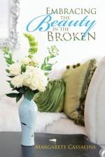 Embracing the Beauty in the Broken af Margarete Cassalina