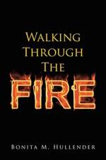 Walking Through The Fire af Bonita M Hullender