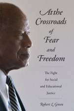 At the Crossroads of Fear and Freedom af Robert L. Green