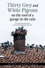 Thirty Grey and White Pigeons on the Roof of a Garage in the Rain af Kevin Thornburgh