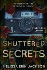 Shuttered Secrets af Jackson Melissa Erin Jackson