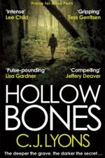 Hollow Bones af C. J. Lyons
