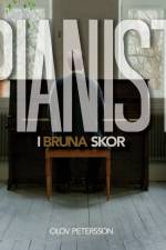 Pianist i bruna skor af Olov Petersson