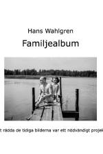 Familjealbum : att rädda de tidiga bilderna efter pappa var ett nödvändigt projekt af Hans Wahlgren
