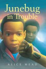 Junebug in Trouble af Alice Mead