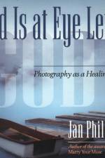 God Is at Eye Level: Photography as a Healing Art af Jan Phillips