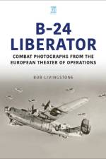The B-24 Liberator in Combat Photographs af Bob Livingstone