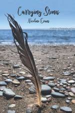 Carrying Stones: A Collection of Photography and Poetry af Nicoline Evans