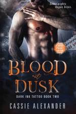 Blood at Dusk -- Large Print af Cassie Alexander