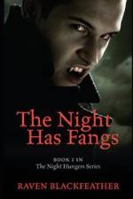 The Night Has Fangs af Raven Blackfeather