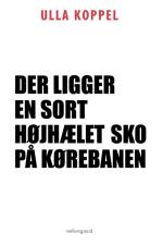 Der ligger en sort højhælet sko på kørebanen af Ulla Koppel
