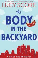 The Body in the Backyard af Lucy Score