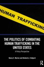 The Politics of Combating Human Trafficking in the United States af Nancy E. (University of Akron Marion