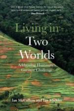 Living In Two Worlds af M.M. Ian