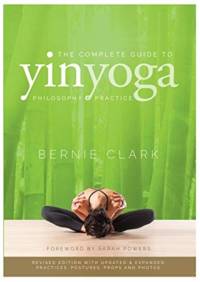 The Complete Guide to Yin Yoga av Bernie Clark