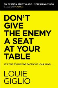 Don't Give the Enemy a Seat at Your Table Bible Study Guide plus Streaming Video av Louie Giglio