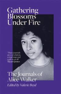 Gathering Blossoms Under Fire av Alice Walker