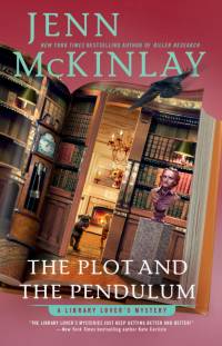 The Plot and the Pendulum av Jenn McKinlay